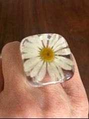 Cocktail Ring with Daisies