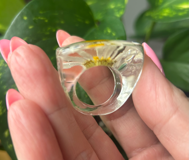 Cocktail Ring with Daisies