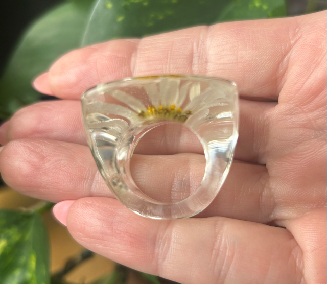 Cocktail Ring with Daisies